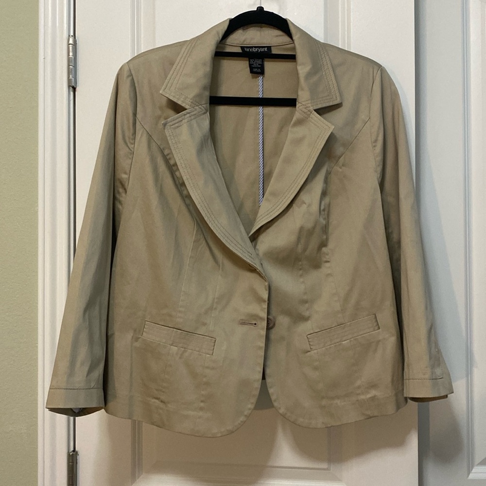 Cropped dress blazer. Casual. Lightweight.
